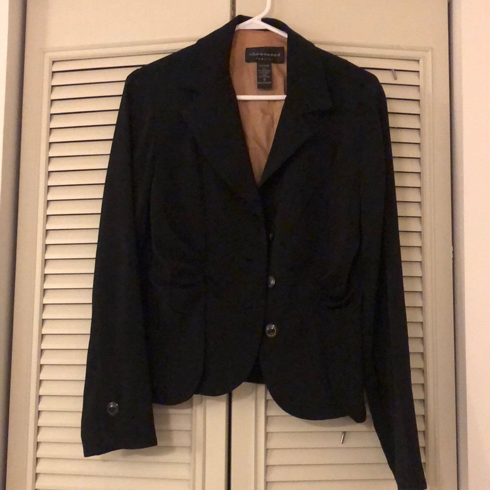 Connected feminine black blazer